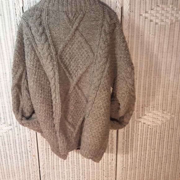 CABLE KNIT GRAY ZIPPERED SWEATER/CARDIGAN - Picture 2 of 3